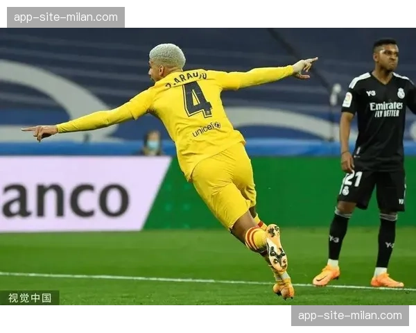 泰山角球防守出现漏洞，马莱莱头球梅开二度扩大优势